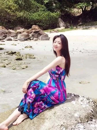 蒋欣泳池随拍：岁月从不败美人