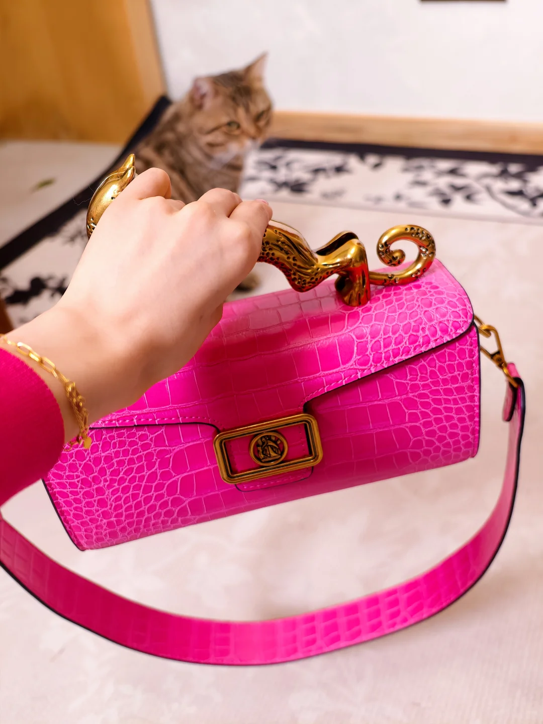 绝美的鳄鱼纹浪f家玫红小猫包