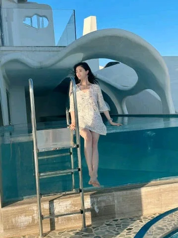 蒋欣泳池随拍：岁月从不败美人