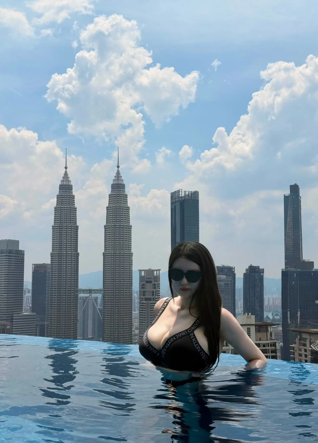 大胸女孩的泳衣救星！👙把性感焊在身上了