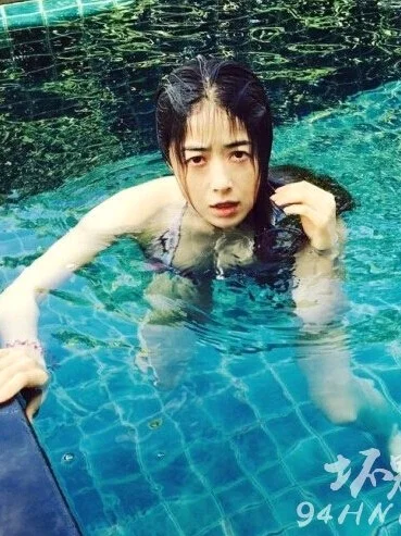 蒋欣泳池随拍：岁月从不败美人