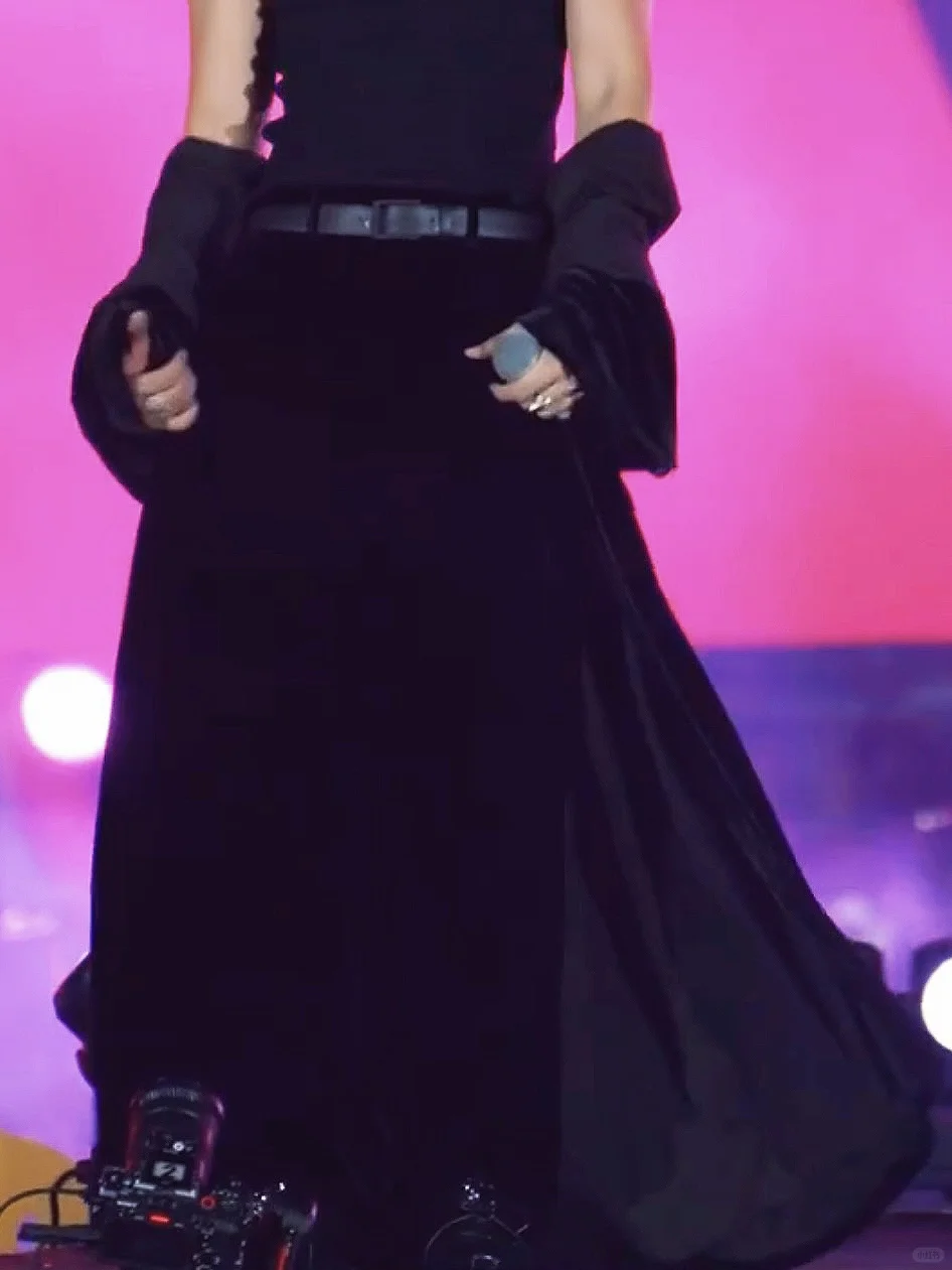 宇宙幅员不过裙裾之间。