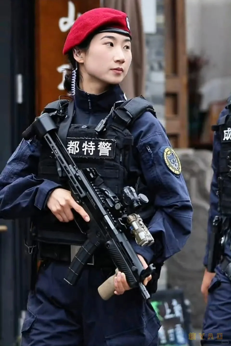 英姿飒爽的女特警，守护城市平安！🔥👍