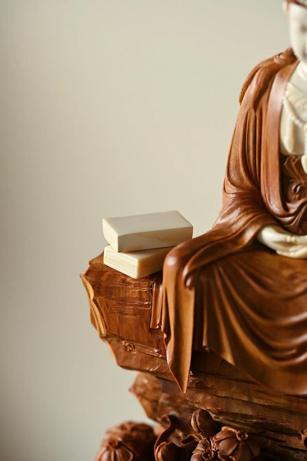 老山檀雕出慈悲相｜连衣纹都藏着经文