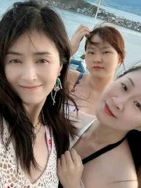 蒋欣泳池随拍：岁月从不败美人