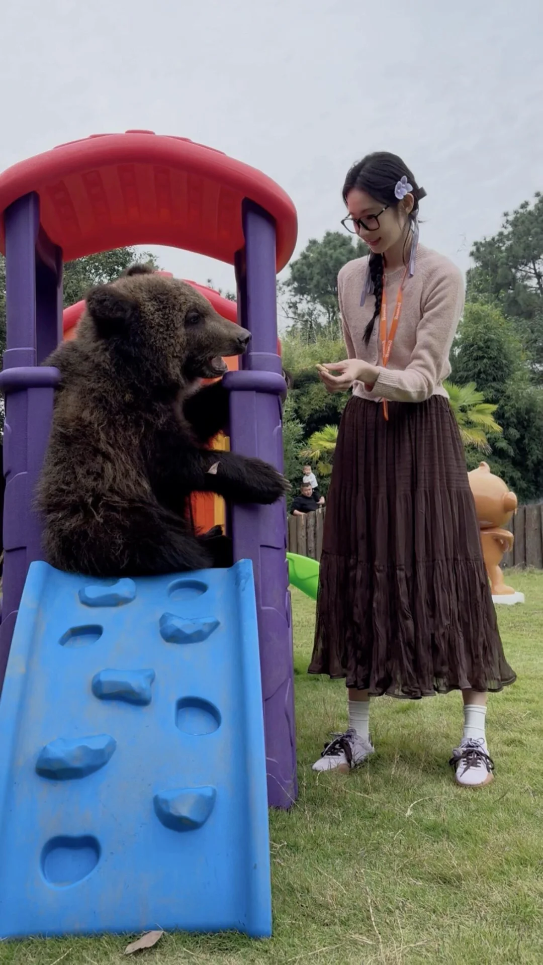 📷张艺凡和小熊可爱互动的一组美照😍