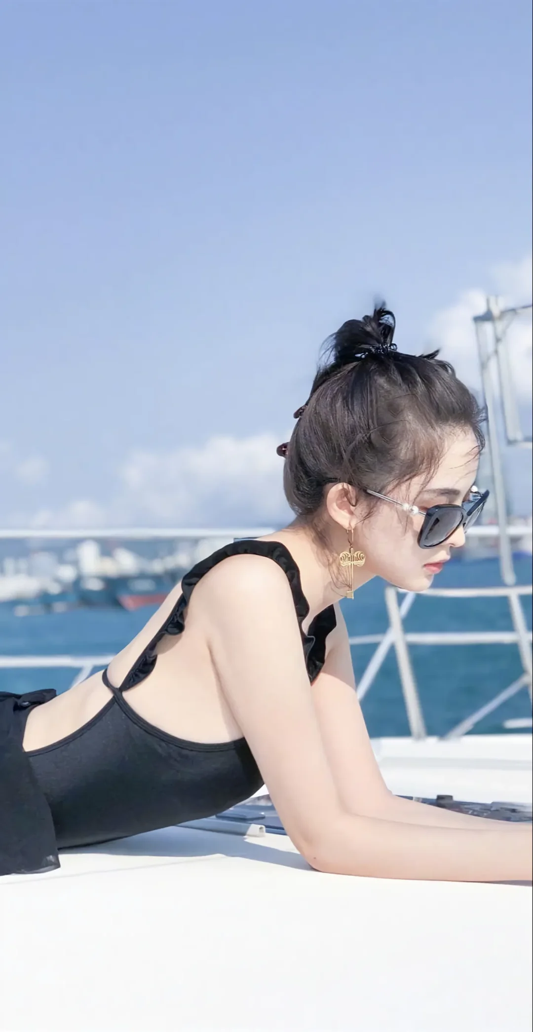 古力娜扎 | 游艇写真鲨疯了！这身材比例绝