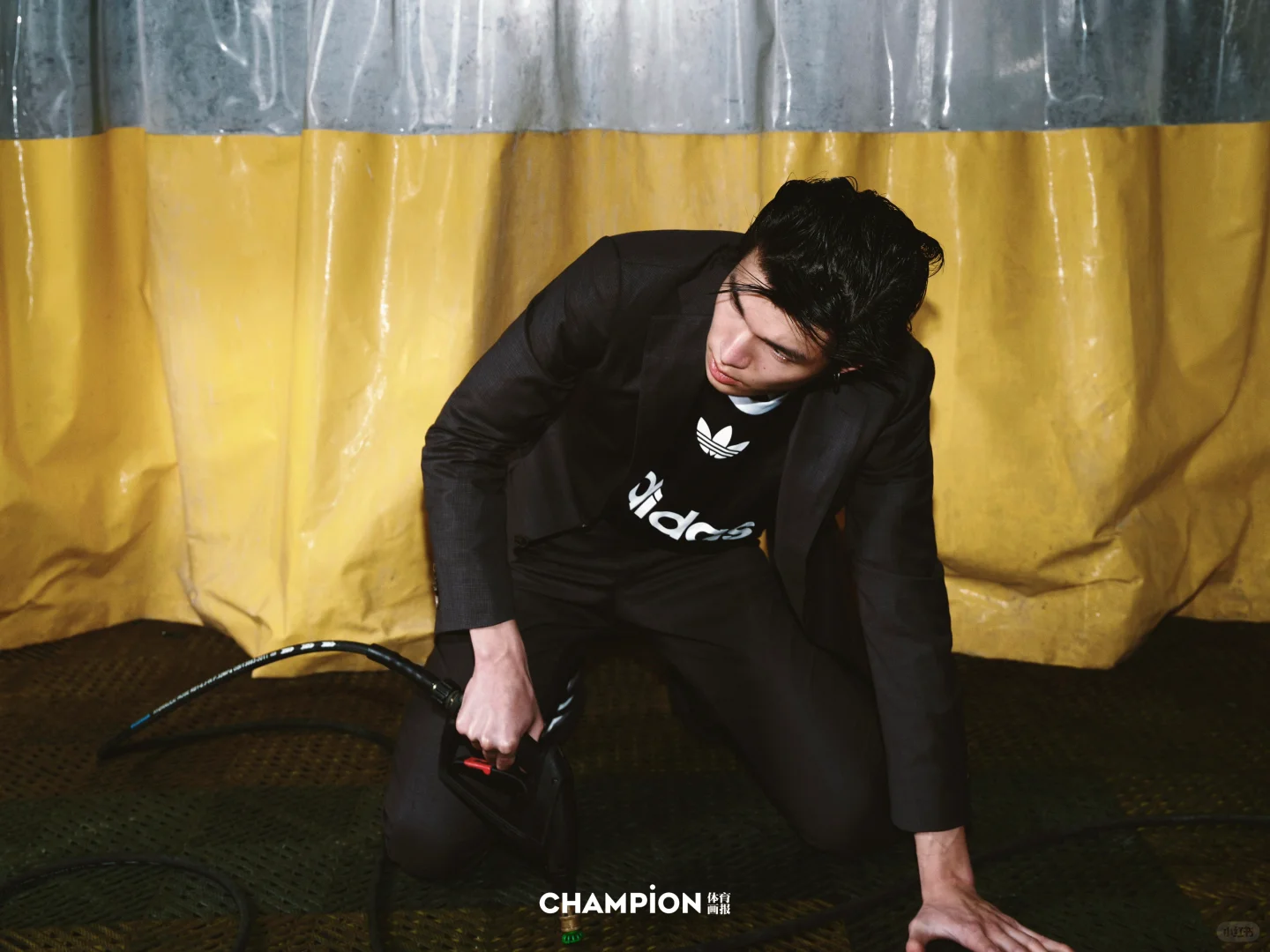 一组与车有关的时装模特片