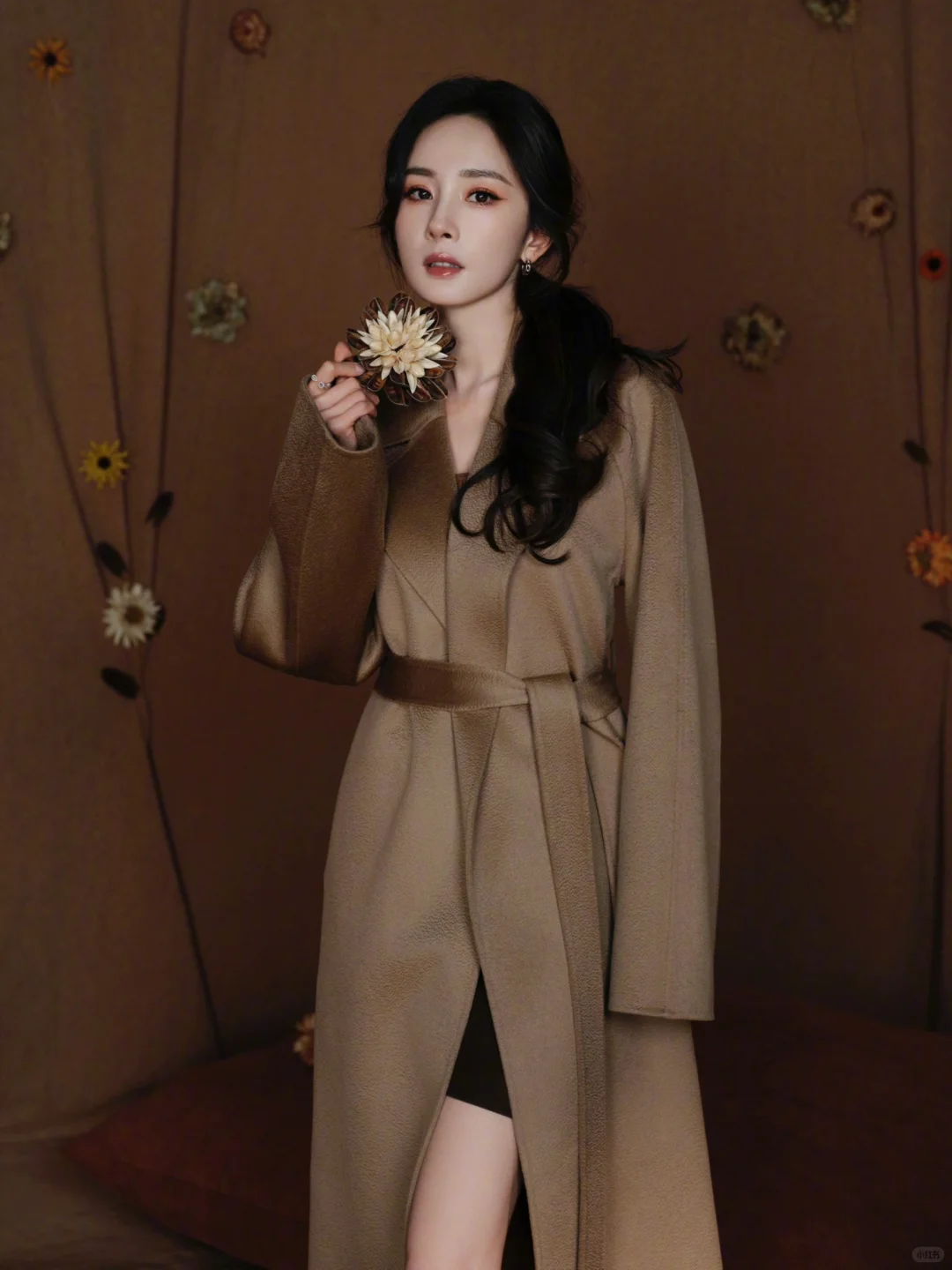 杨幂光脚秀长腿，这美商绝了！