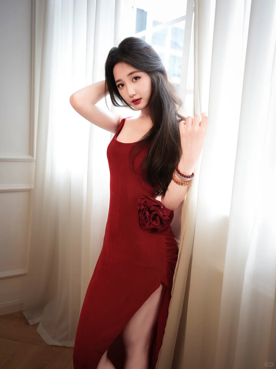 一袭炽烈红裙撞进纯白房间，性感肆意绽放✨