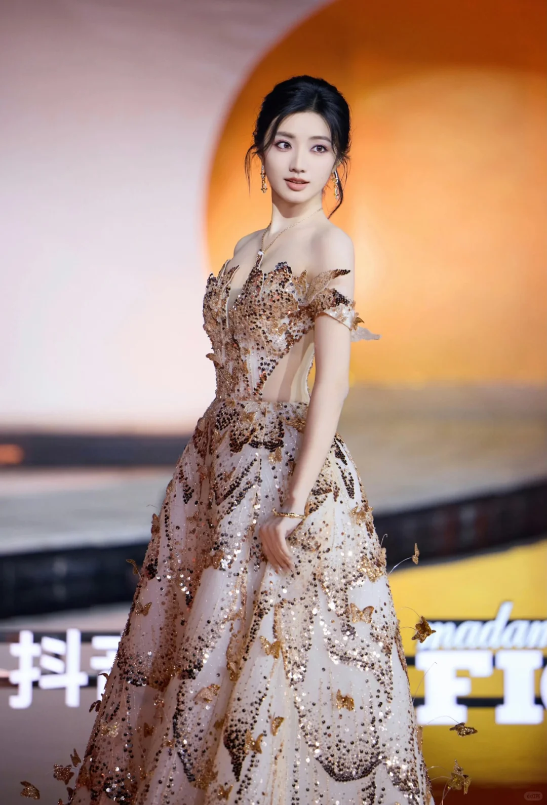 谁懂啊！这个黄羿营业可爱到犯规了！