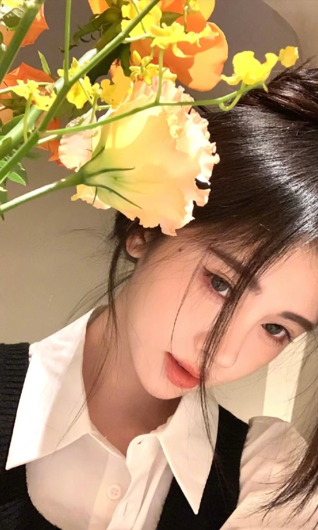 爱上了她的眼睛和她眼波荡漾时的神态