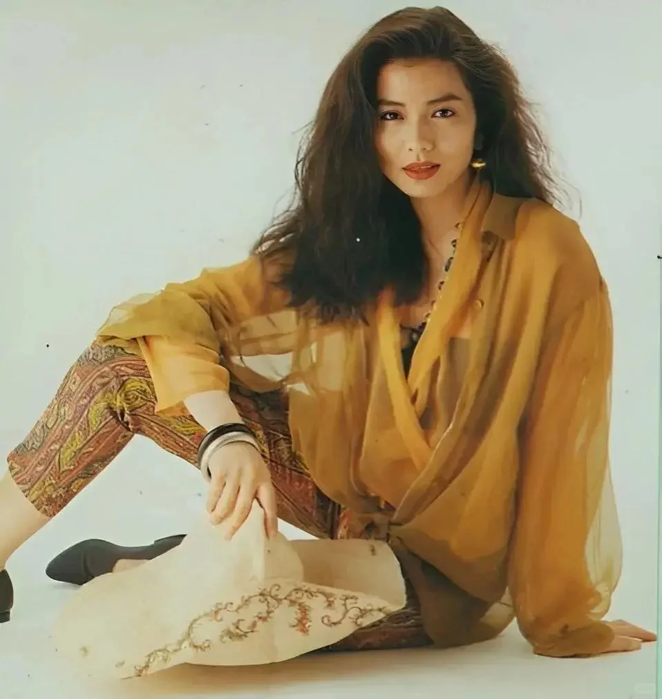 浑然天成的明媚性感，红姑钟楚红！