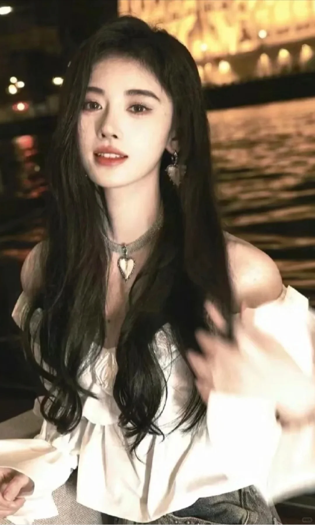 爱上了她的眼睛和她眼波荡漾时的神态