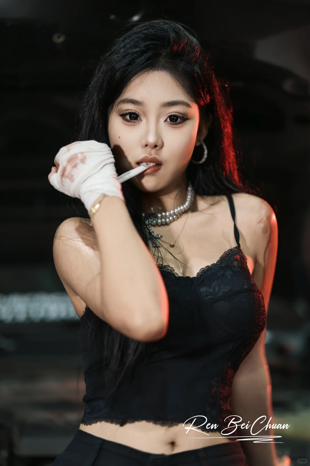 车轮上的性感女人，车轮下的性感女人。