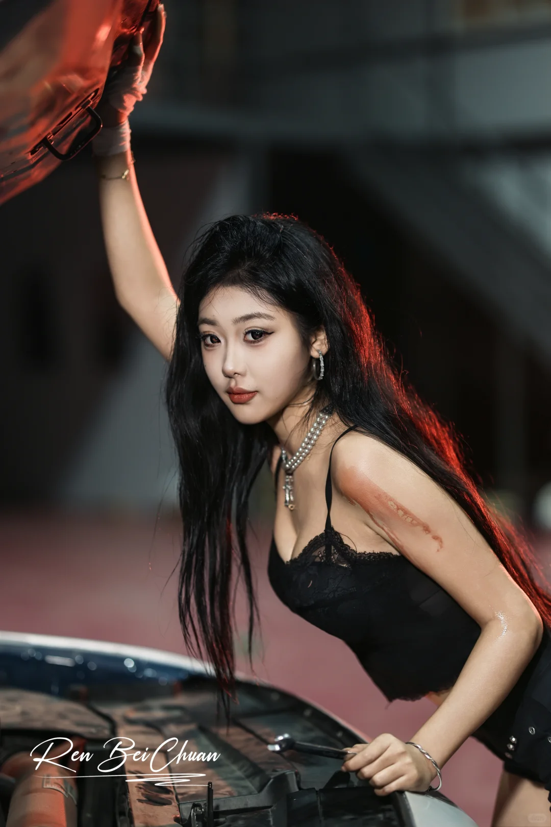 车轮上的性感女人，车轮下的性感女人。