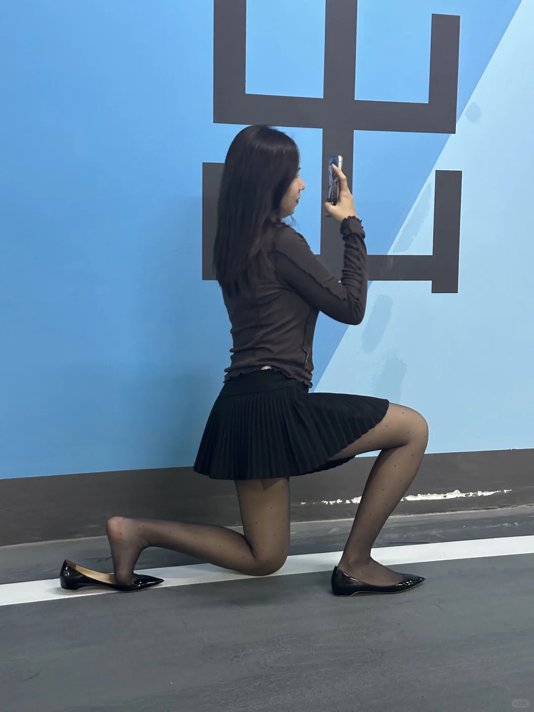 谁帮人拍照姿势这么奇怪呀