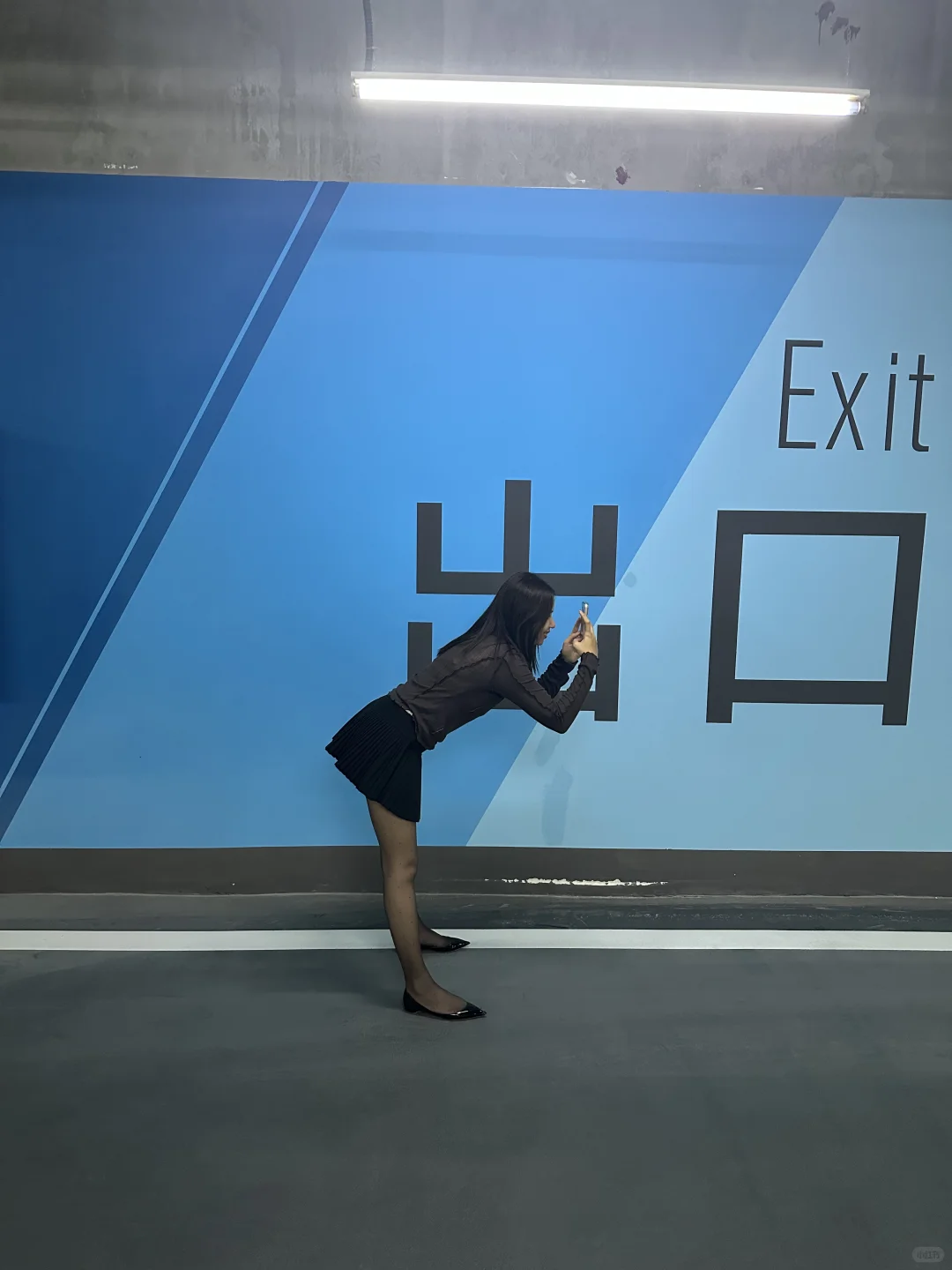 谁帮人拍照姿势这么奇怪呀