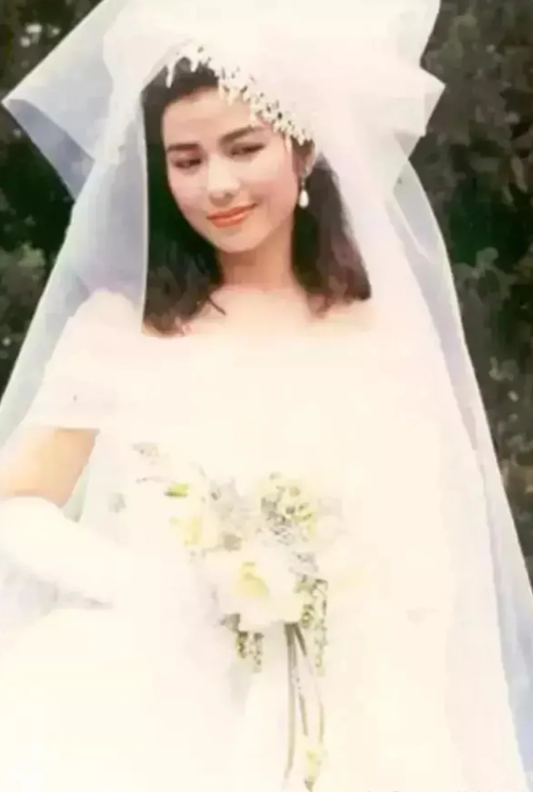 浑然天成的明媚性感，红姑钟楚红！