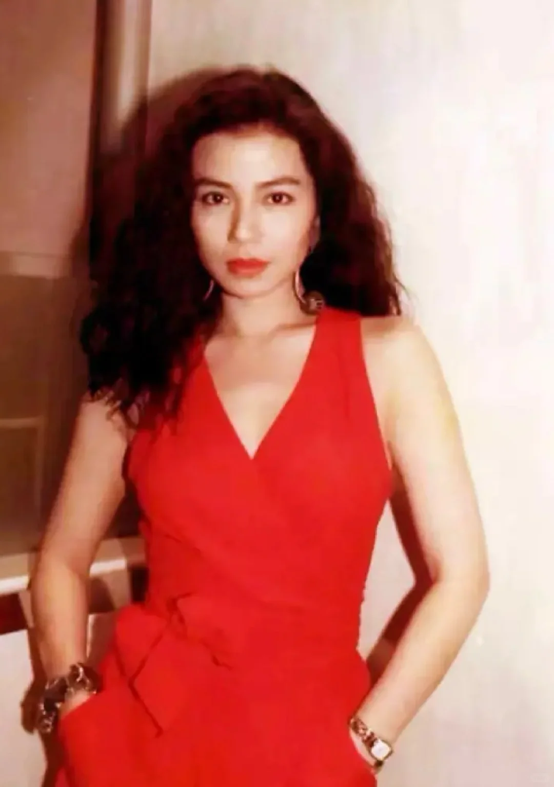 浑然天成的明媚性感，红姑钟楚红！