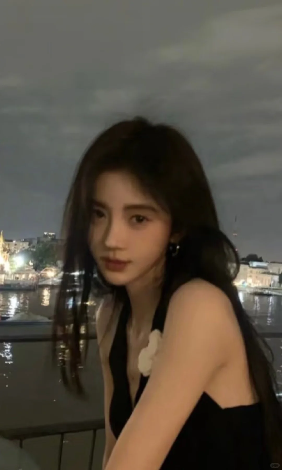 爱上了她的眼睛和她眼波荡漾时的神态