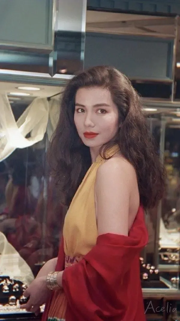 浑然天成的明媚性感，红姑钟楚红！