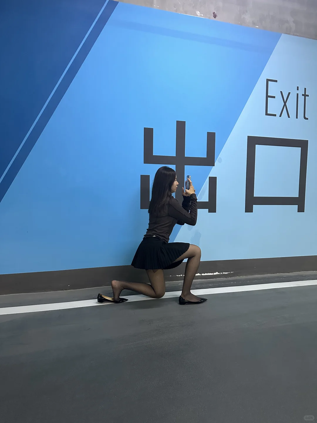 谁帮人拍照姿势这么奇怪呀