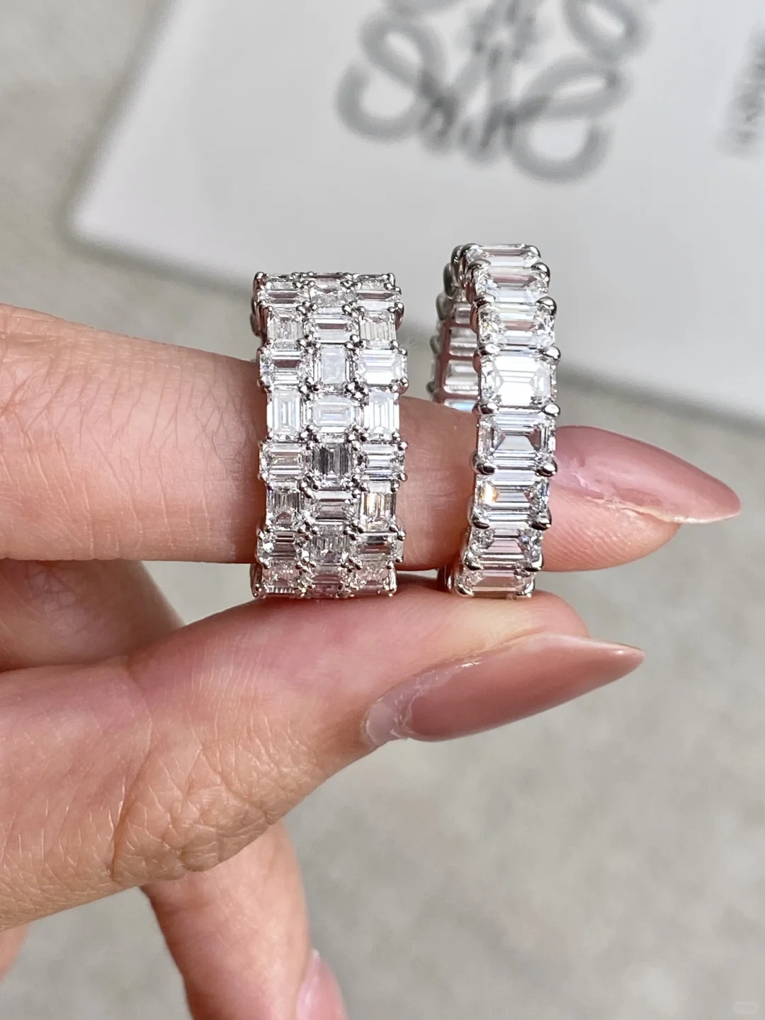 高级感拉满！祖母绿切宽排戒自带高光 buff