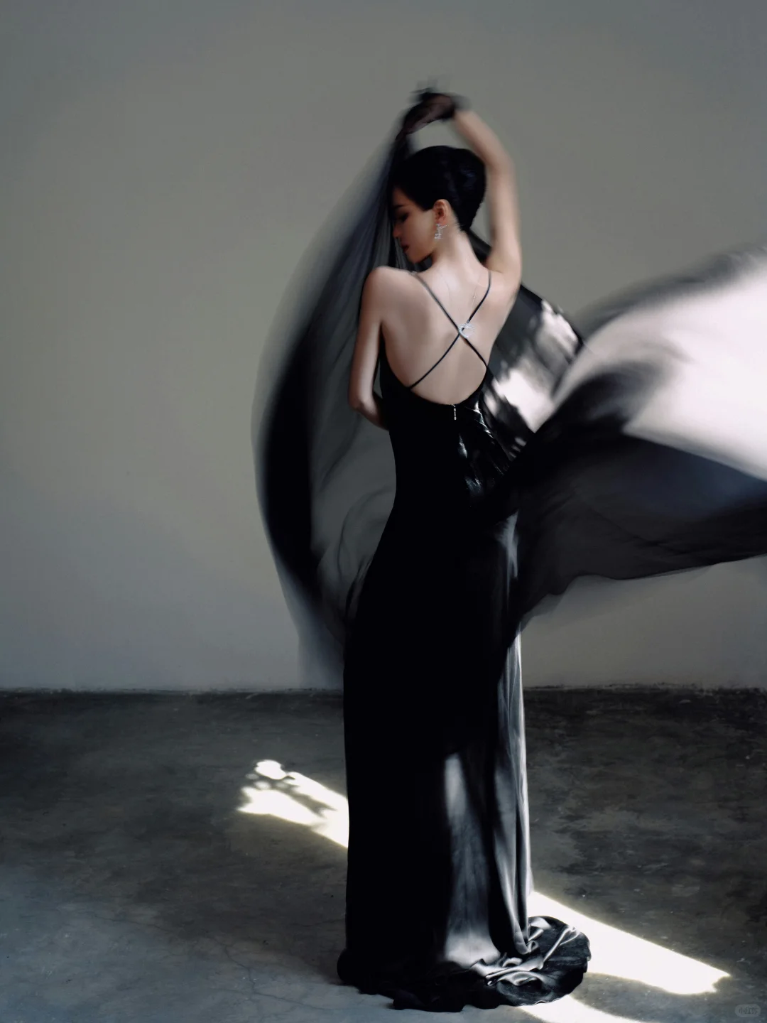 陈都灵今晚第二套造型，优雅黑天鹅即视感