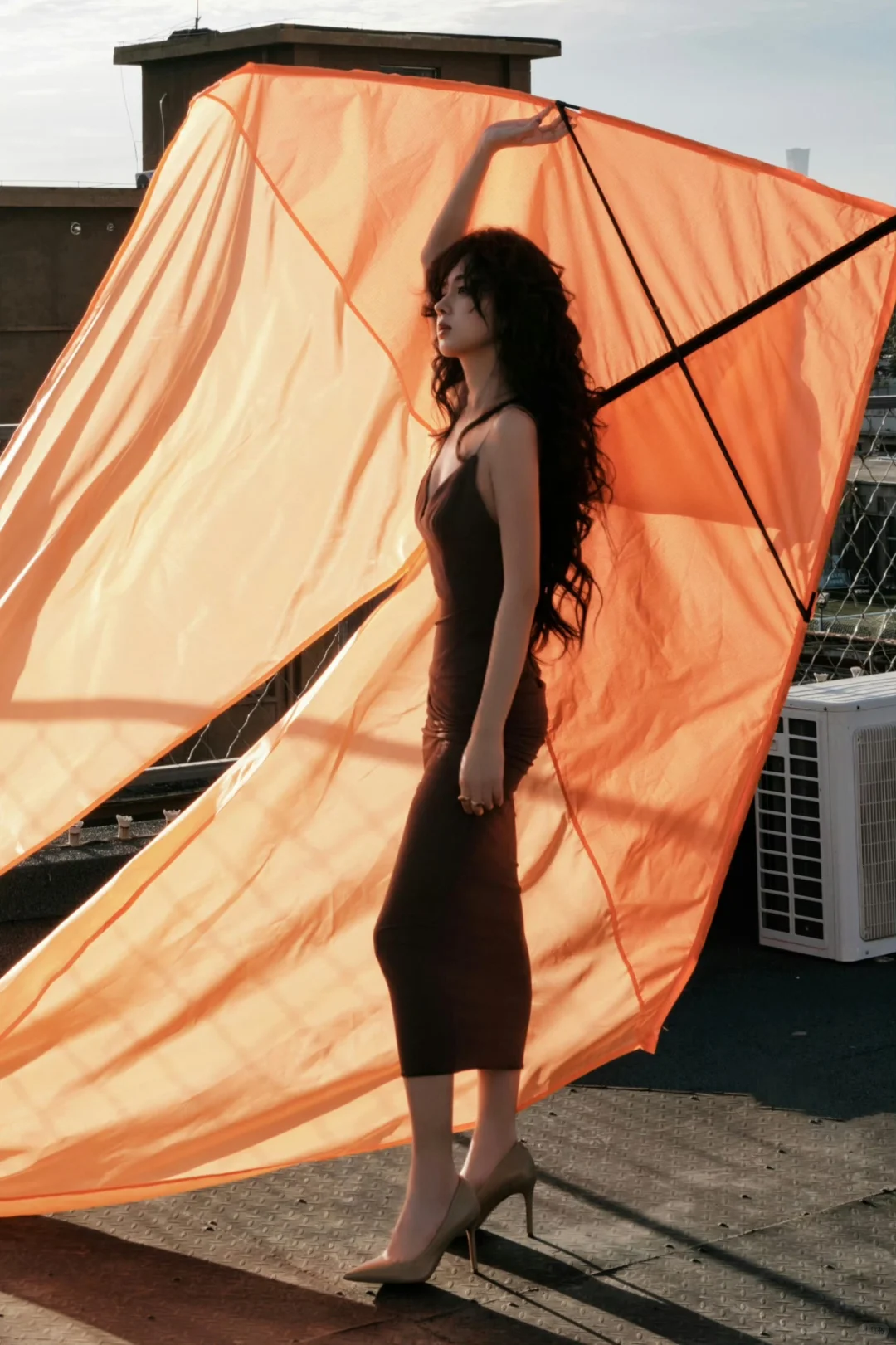 郑合惠子，卷发咖啡色吊带裙，魅力满载