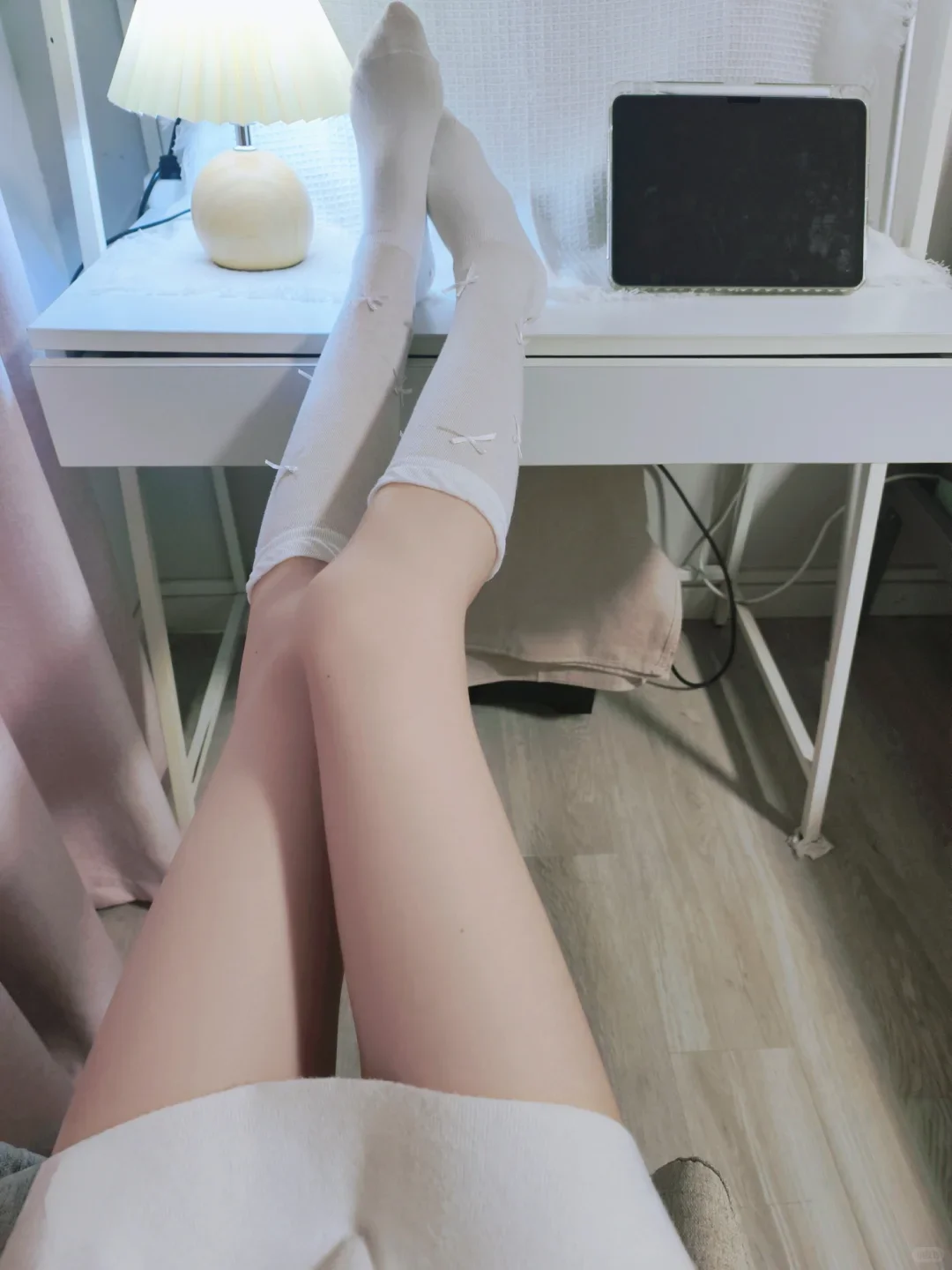 好喜欢我的袜子和腿，哈哈哈哈