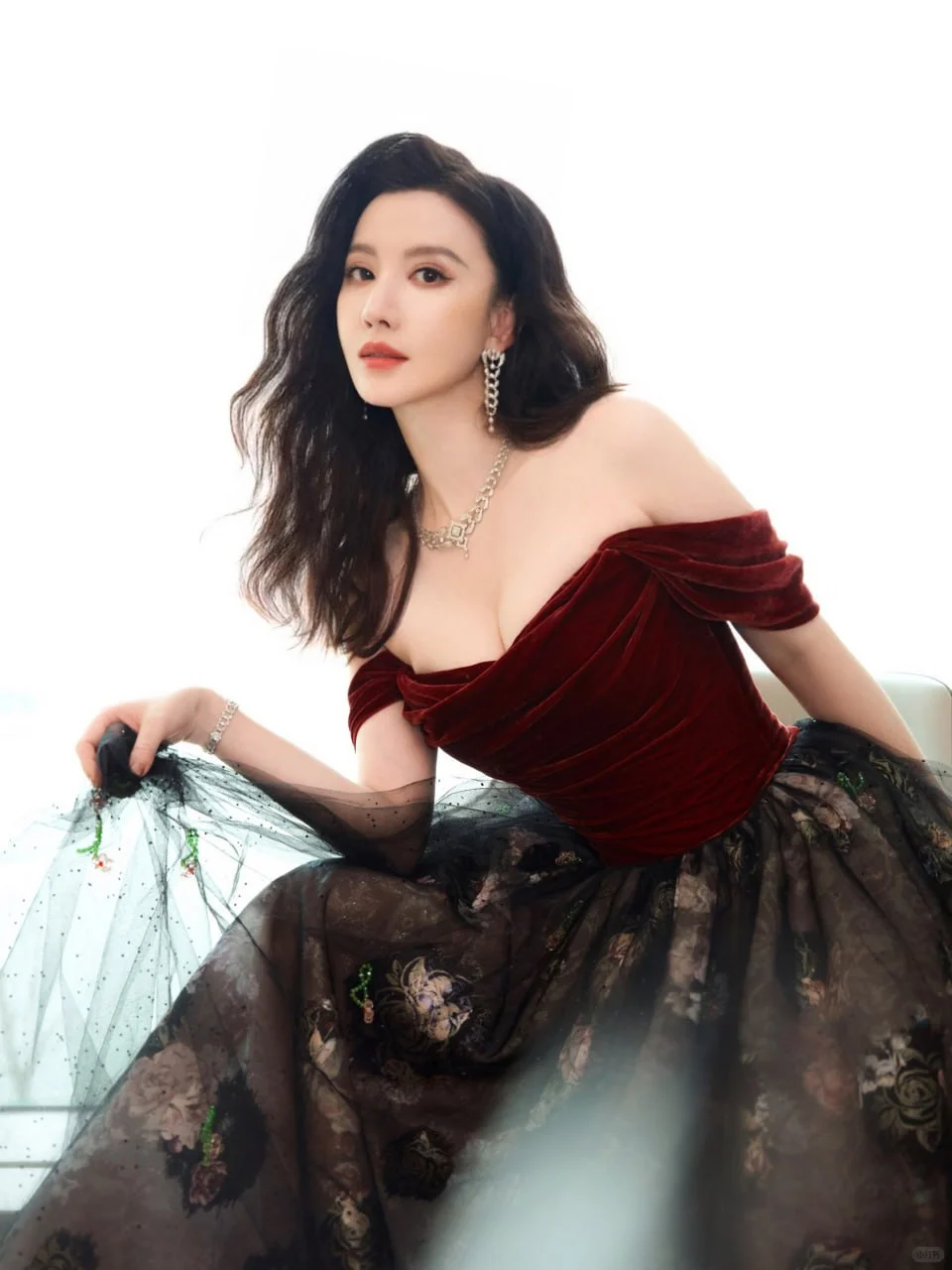 #张萌 红色抹胸性感连衣裙写真