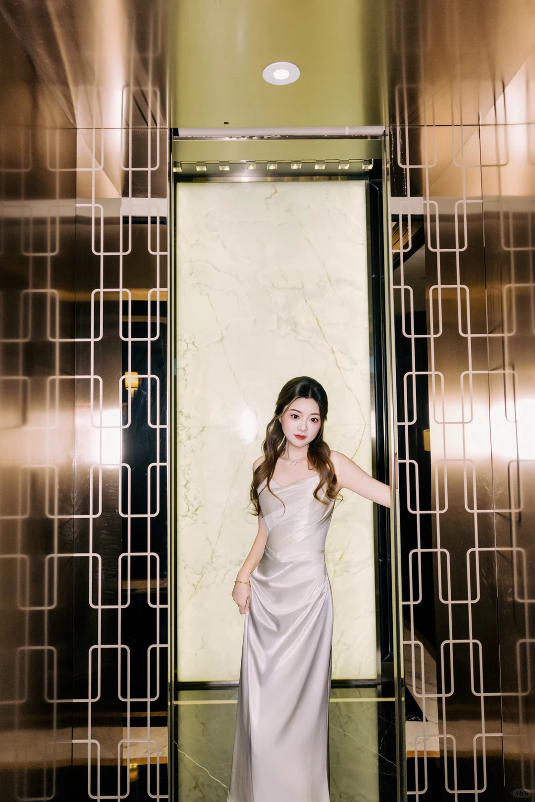 📷酒店走廊变身秀场？教你拍女明星下班神图