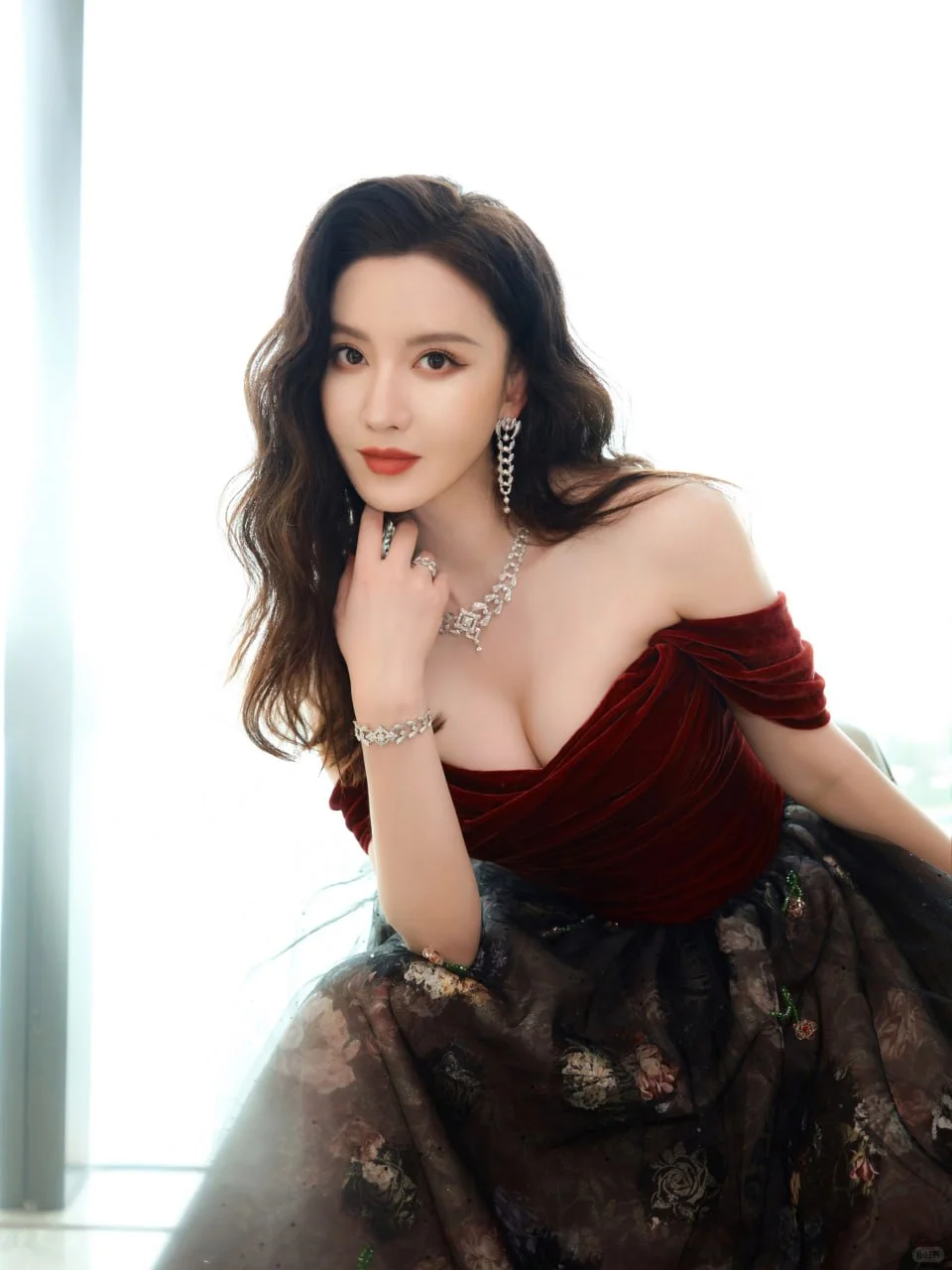 #张萌 红色抹胸性感连衣裙写真