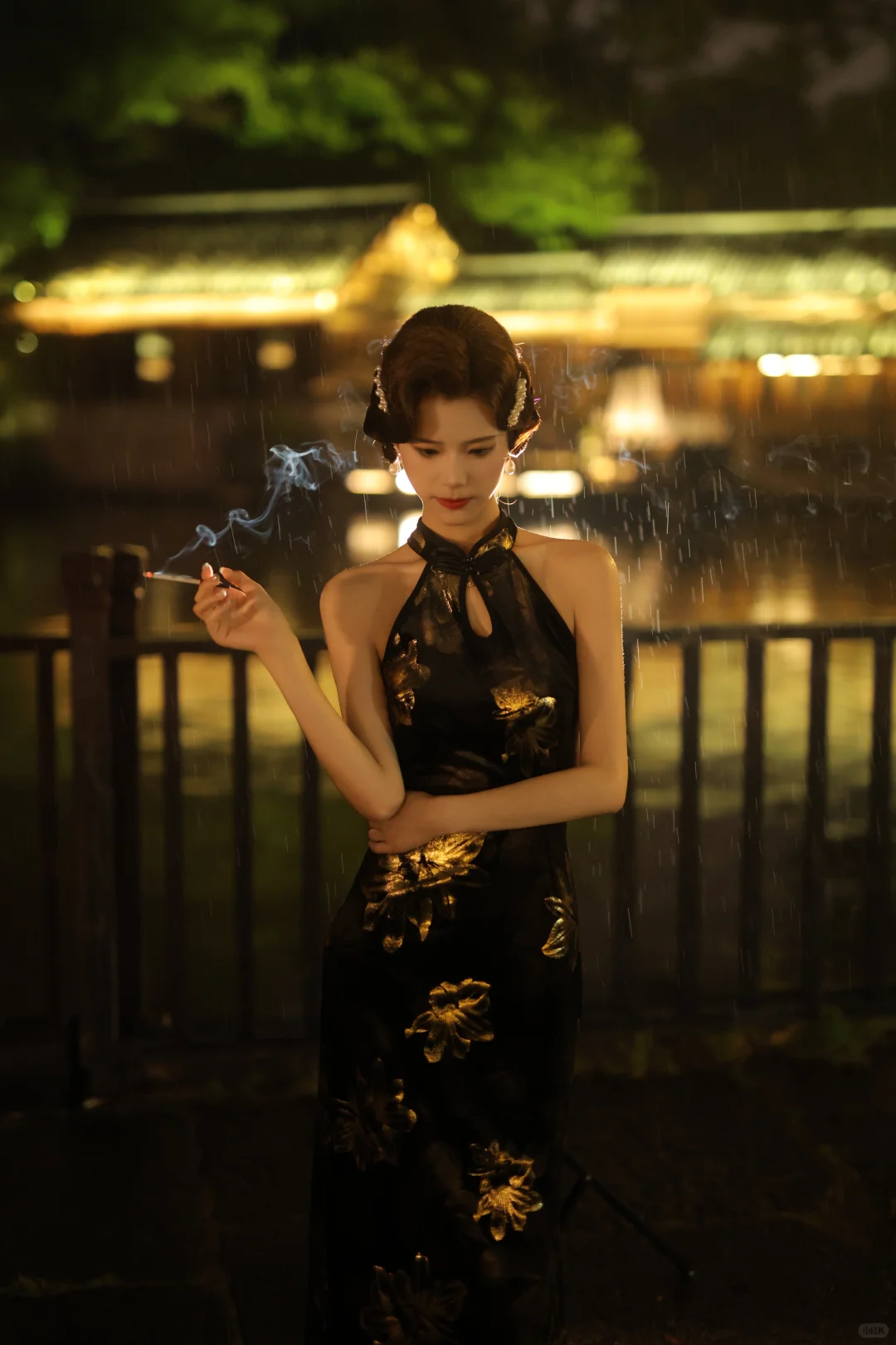 衩间摇曳的不是风月，是暗夜里盛放的牡丹