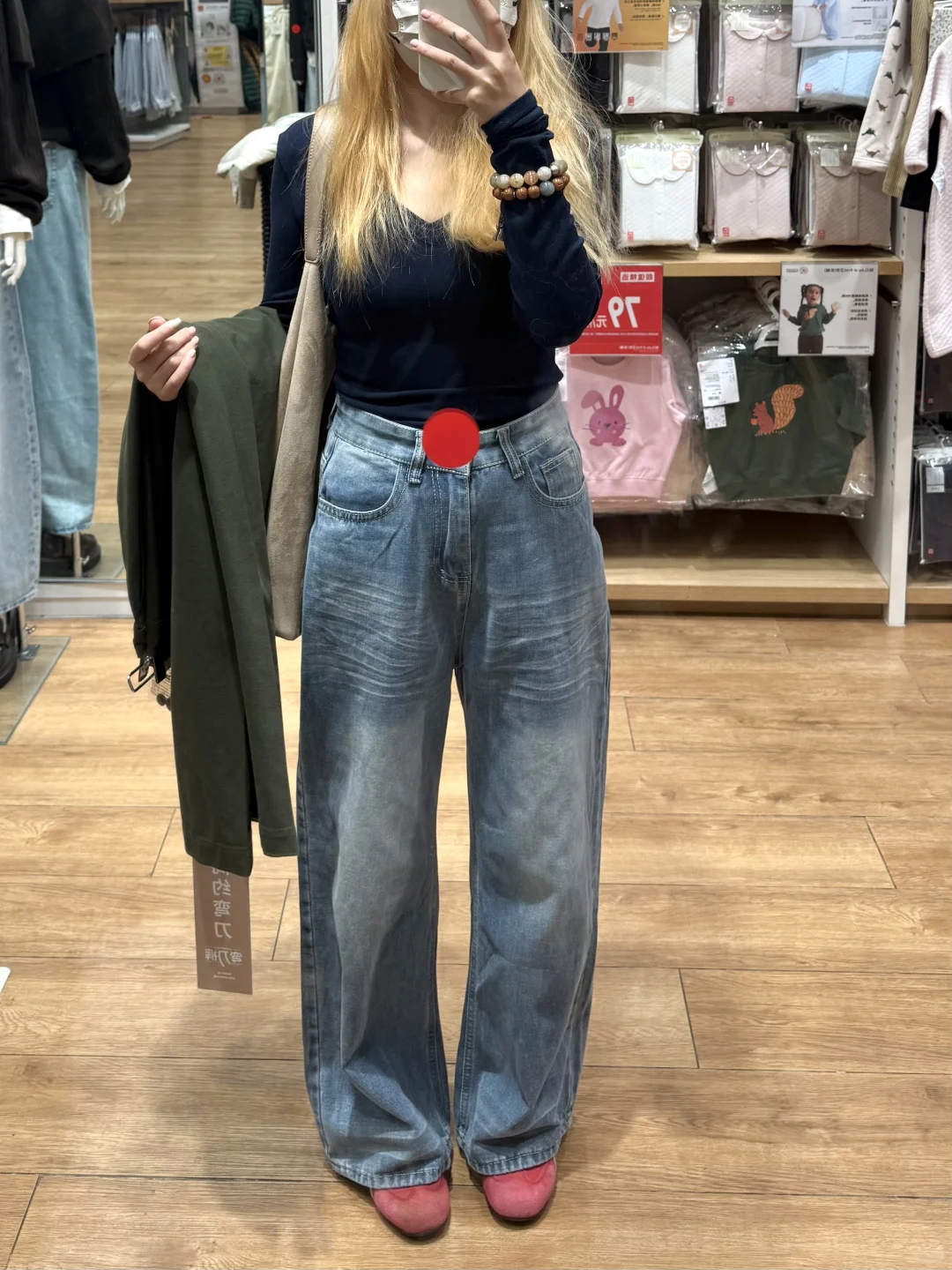 超显腿细的水洗白牛仔裤