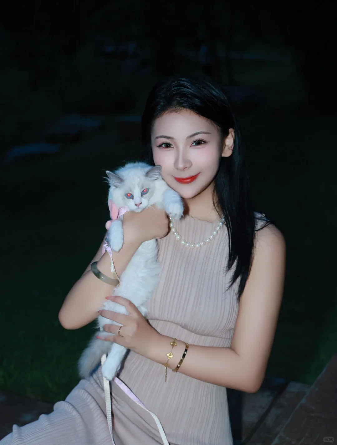 这么可爱的小猫咪你瑜伽小姨姐有两只