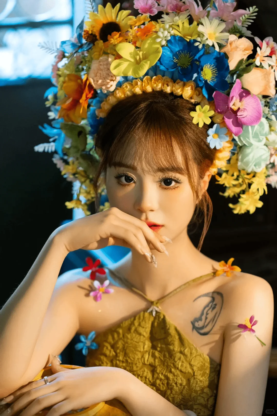 簪花与黄绿礼服的奇妙碰撞～