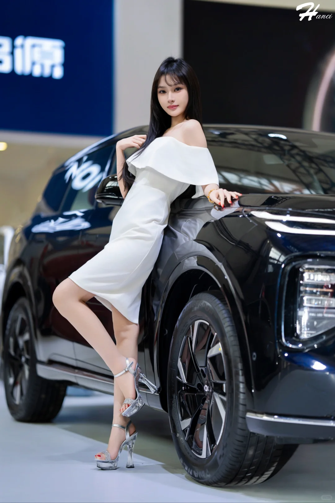 哈尔滨秋季车展上模特十七身穿白裙展示美姿