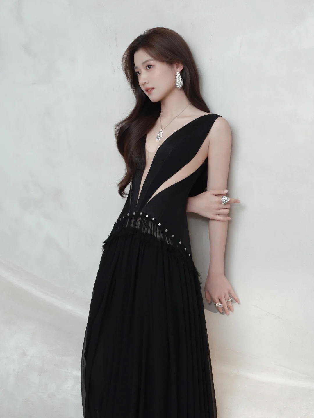 卢昱晓|深V开到腰+百万珠宝～这是要迷鼠谁