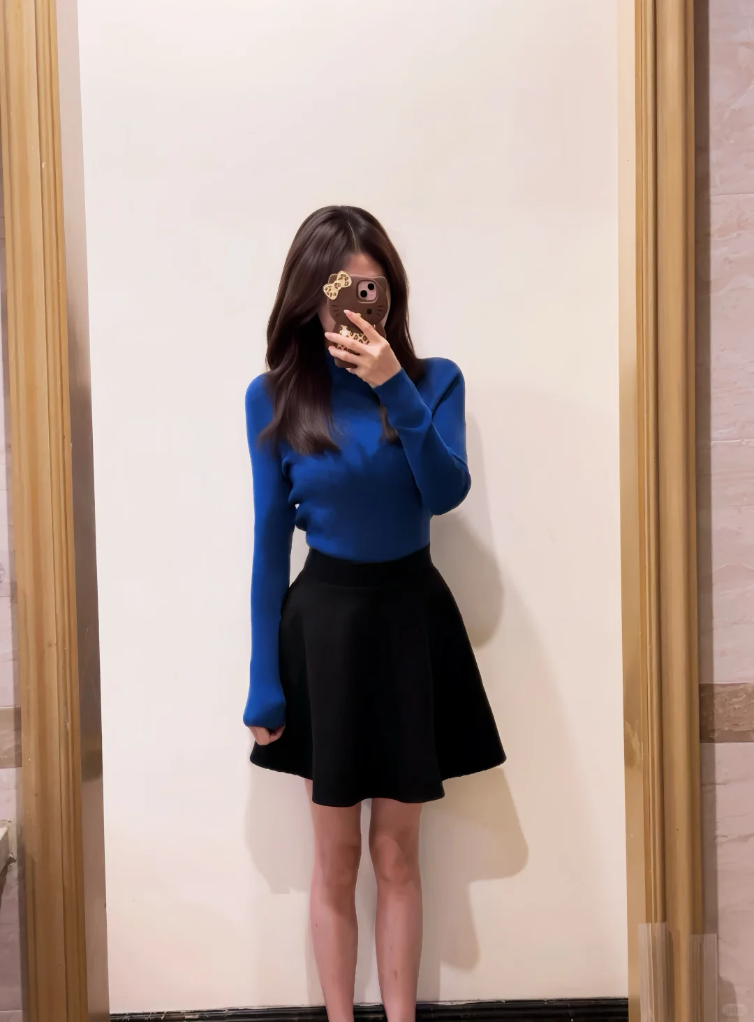 蓝色长袖➕黑裙太显白了！