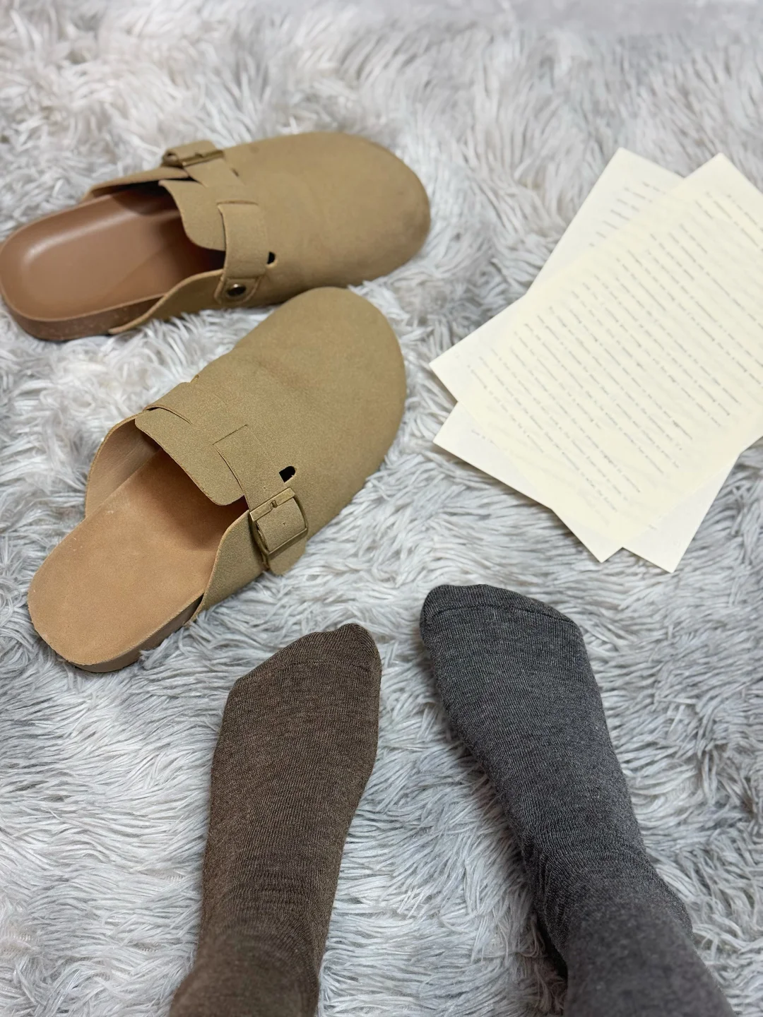 把一双简约高级感女袜穿在脚上