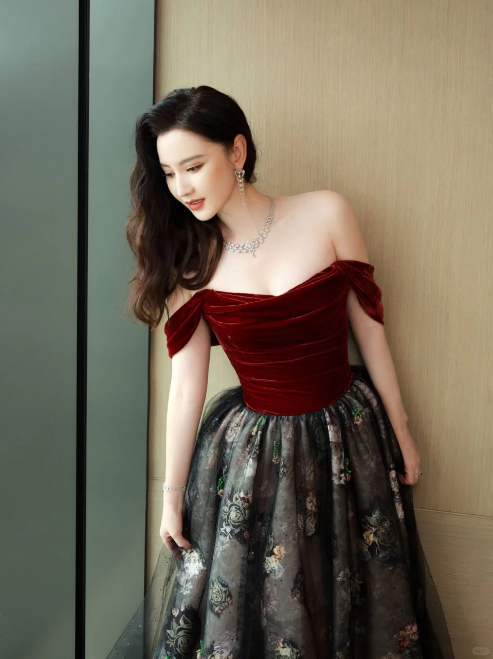 #张萌 红色抹胸性感连衣裙写真