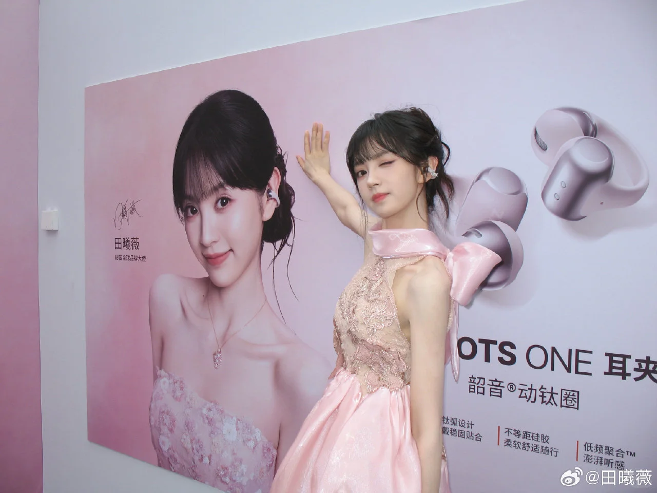 一张漂亮的脸蛋后面是一张更漂亮的脸蛋。