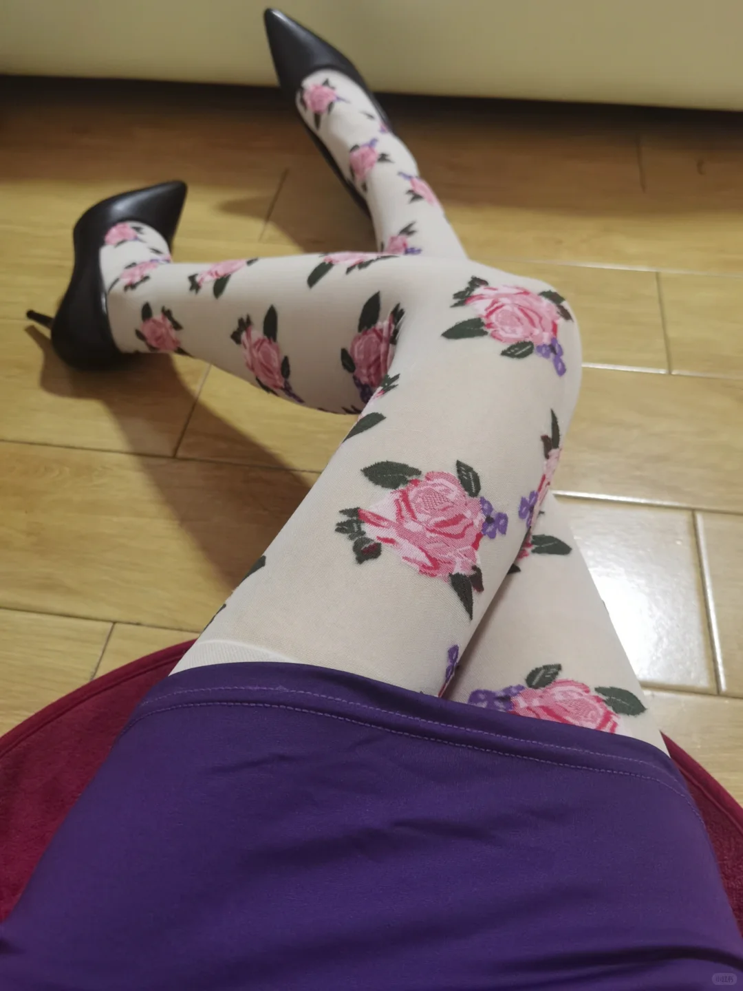 第一次穿这样的丝袜，还怪好看呢