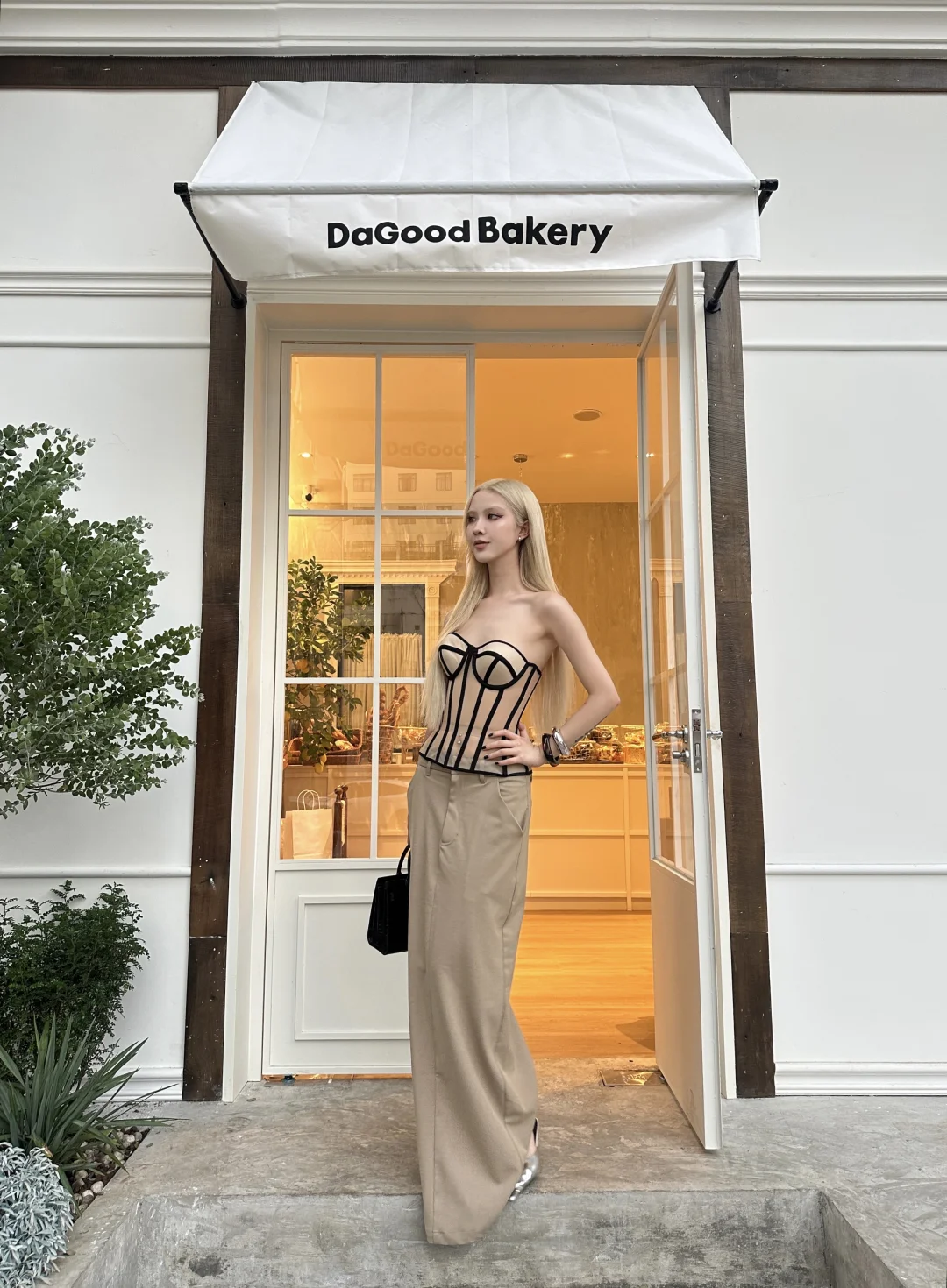 穿搭灵感｜金发和裸色胸衣的适配度