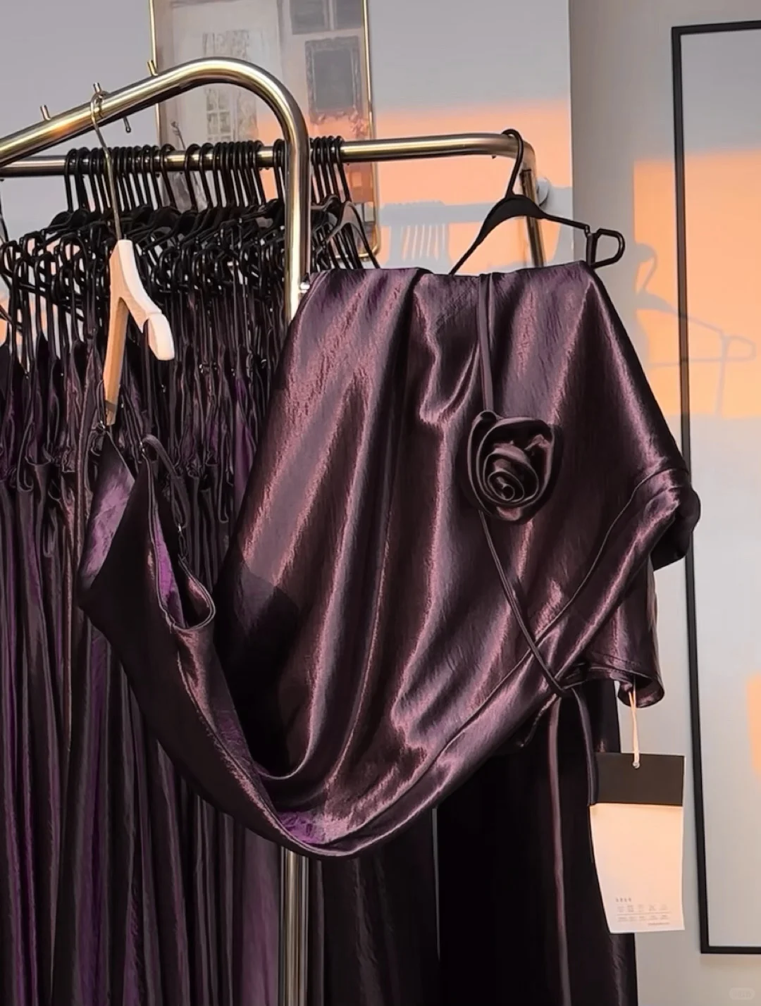 这年头 谁买裙子还送玫瑰花🌹呀～