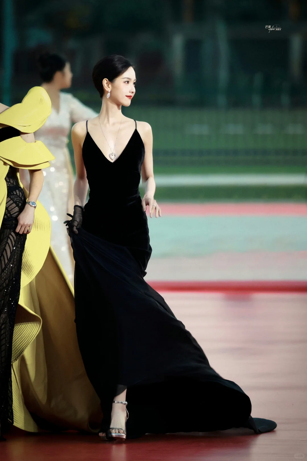 陈都灵金鸡奖红毯造型，具象化的清冷美人