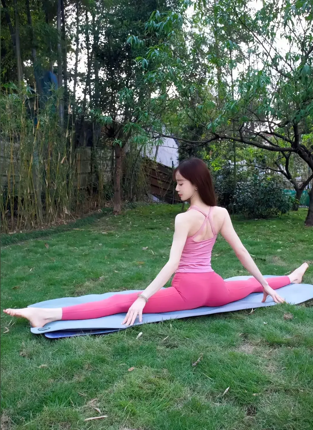 瑜伽美女，魅力非凡，体态优美，心灵宁静