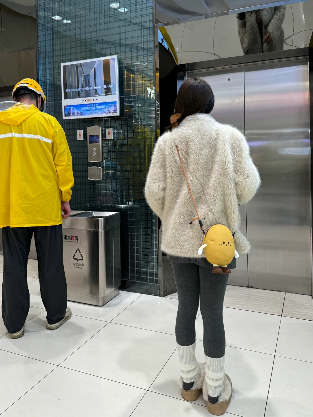 电梯口看到的…谁说腿粗不能穿打底裤？